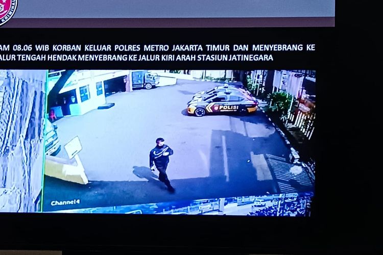 Kasat Reskrim Polres Metro Jakarta Timur, AKBP Buddy Alfrits Towoliu, yang terlihat di CCTV meninggalkan kawasan Polres Metro Jakarta Timur sebelum tewas, Sabtu (29/4/2023) lalu.