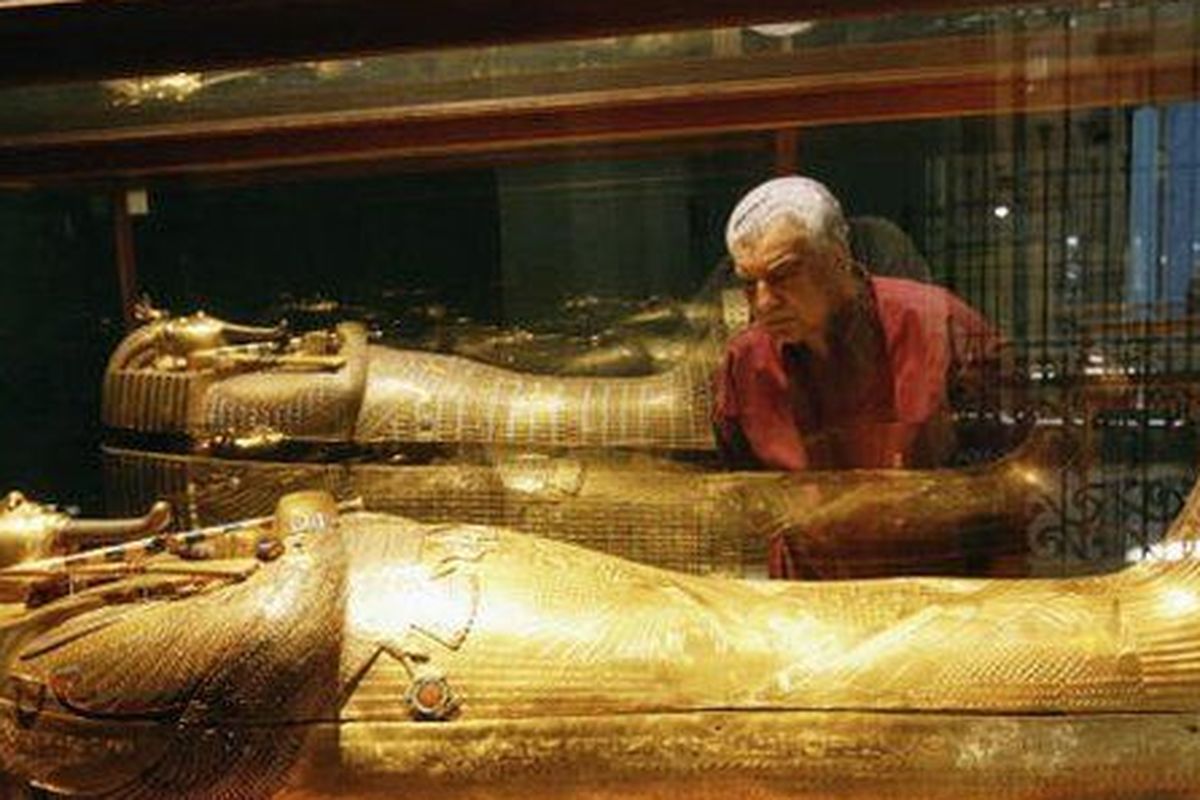 Dr Hawass, saat melihat peti Tutankhamun.