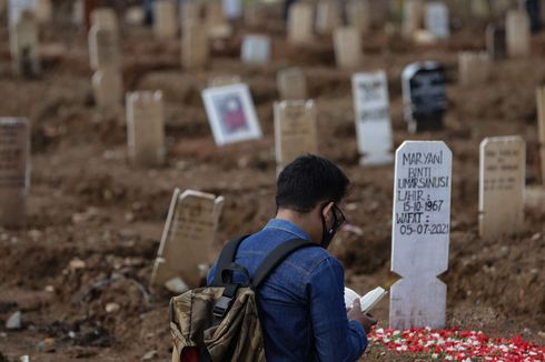 Cerita Ahmad Menumpuk Bebatuan di Atas Makam Ibunda yang Ambles di TPU Rorotan