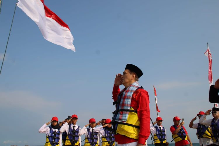 Pengibaran bendera dalam Parade Merdeka oleh PT BWJ di Tanjung Lesung, Banten