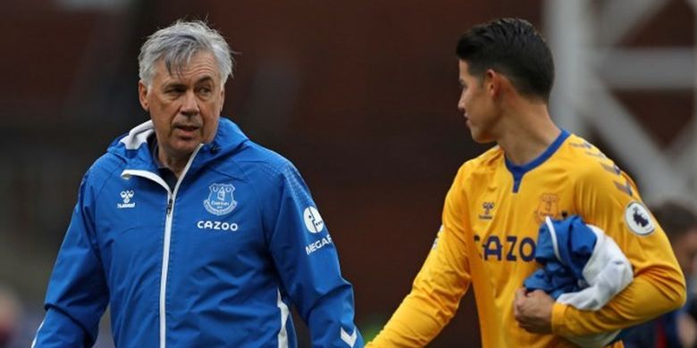 Pelatih Everton, Carlo Ancelotti, berbincang dengan gelandang asal Kolombia, James Rodriguez.