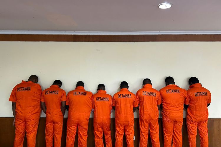 Kantor Imigrasi Kelas I TPI Jakarta Utara menangkap delapan warga negara asing (WNA) di dua apartemen berbeda di kawasan Pademangan dan Kelapa Gading, Jakarta Utara, Sabtu (24/2/2024).