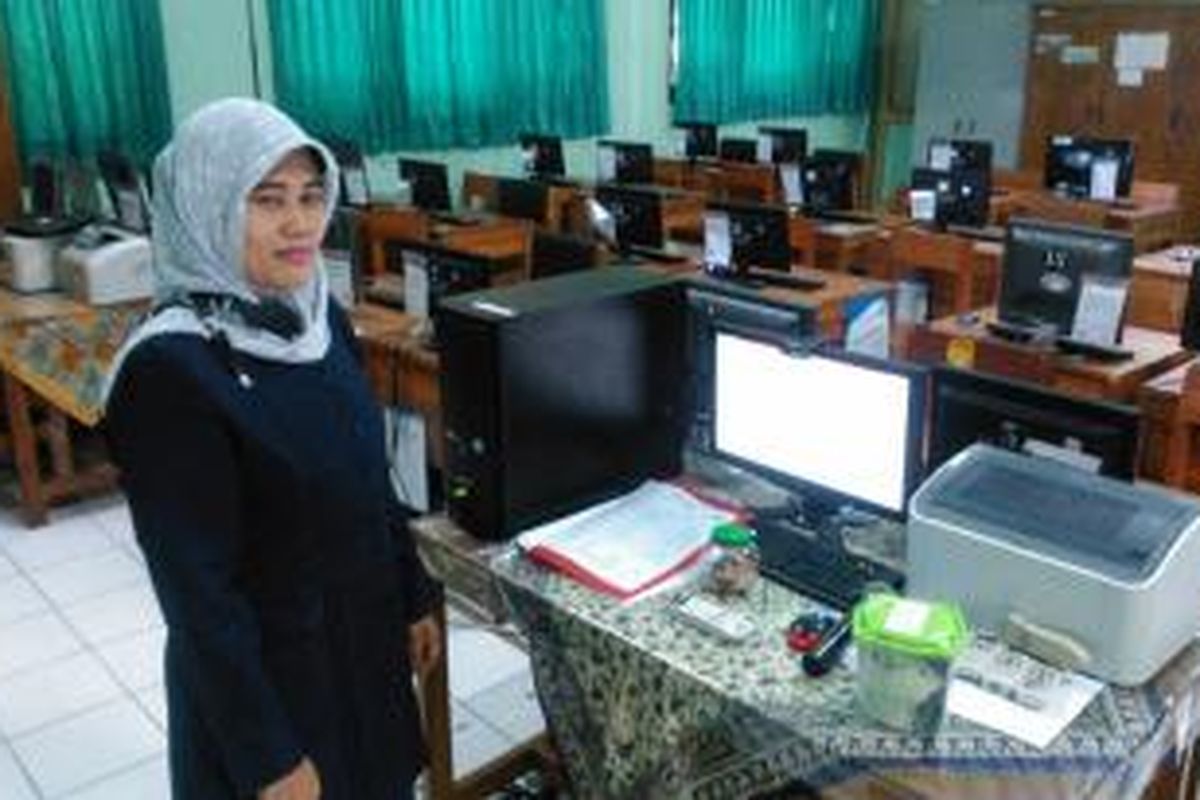 Proktor (pengawas utama) Ujian Nasional, Sumarti, usai mengawasi ujian di SMKN 12, Kebon Bawang, Tanjung Priok, Jakarta Utara, Senin (13/4/2015).