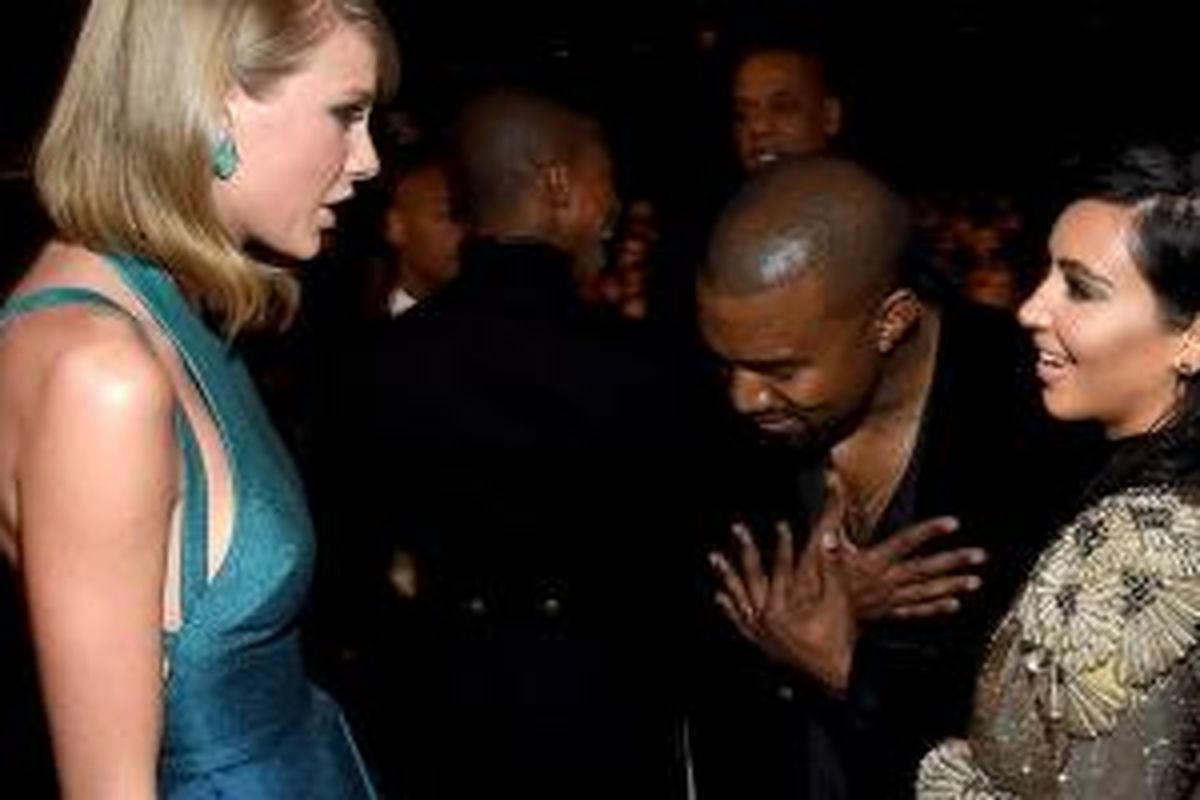 Taylor Swift saat bertemu Kanye West dan Kim Kardashian dalam ajang Grammy Awards 2015 lalu.