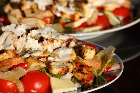 Resep Salad Ayam Panggang Bawang Putih untuk Menu Buka Puasa Diet
