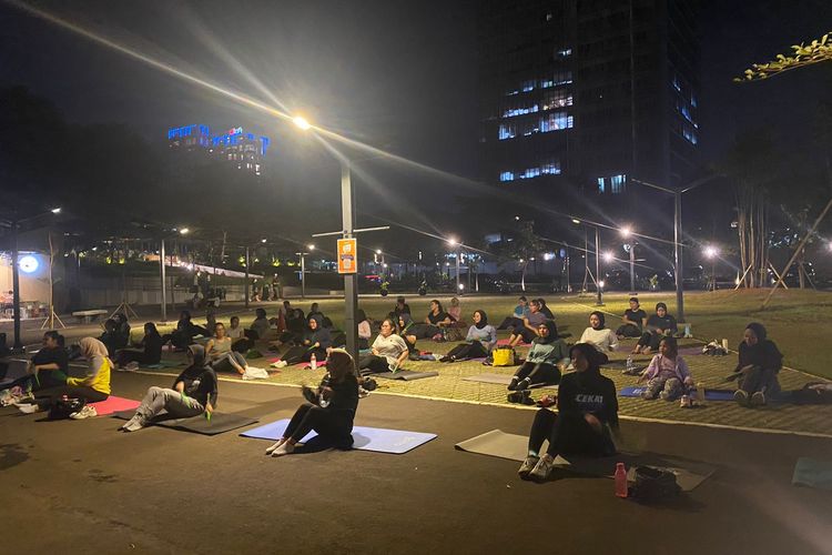 Kumpulan pengunjung yang olahraga zumba dan pound fit di CIBIS Park, Jakarta Selatan. 