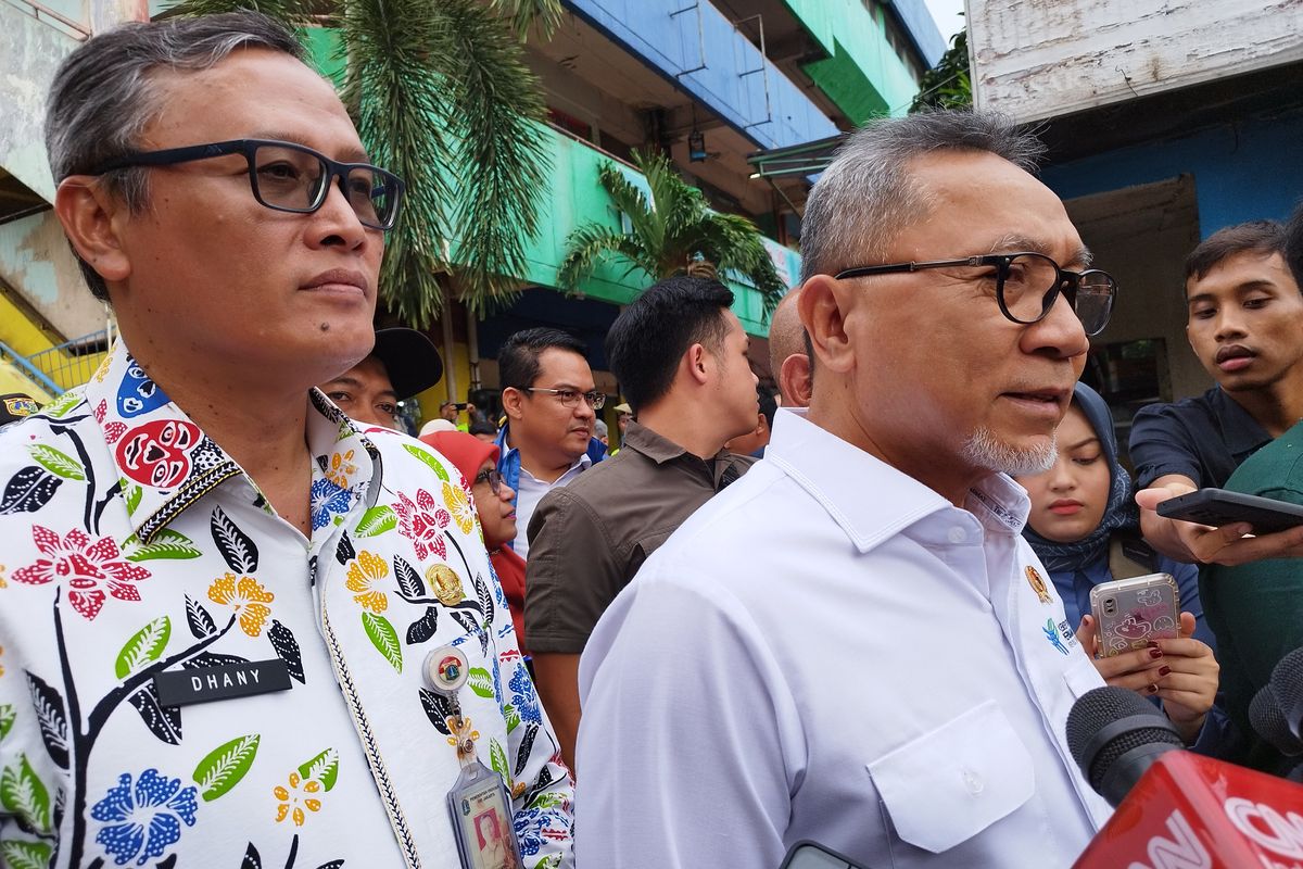 Menteri Perdagangan Zulkifli Hasan (kanan) dan Walikota Jakarta Pusat Dhany Sukma (kiri) di Pasar Palmerah, Jakarta Pusat, Kamis (4/1/2024).
