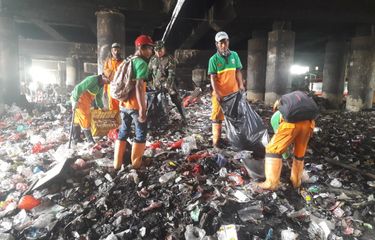 Sampah di Kolong Tol Pelabuhan Berbau Menyengat dan Bikin Anak-anak Sesak  Napas