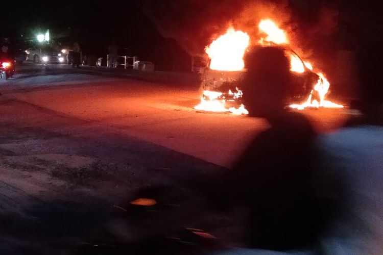 Mobil city car milik warga terbakar di SPBU Probolinggo.