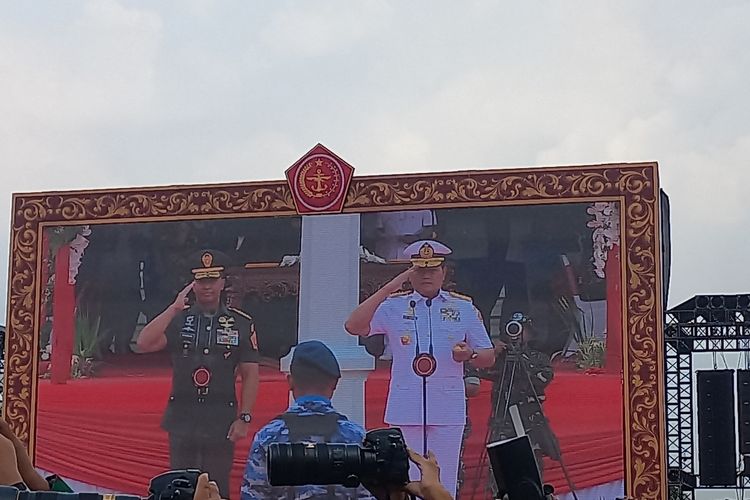 Jenderal Andika Perkasa dan Panglima TNI Laksamana Yudo Margono dalam acara serah terima jabatan Panglima TNI di Markas Besar TNI, Cilangkap, Jakarta Timur, Selasa (20/12/2022).  