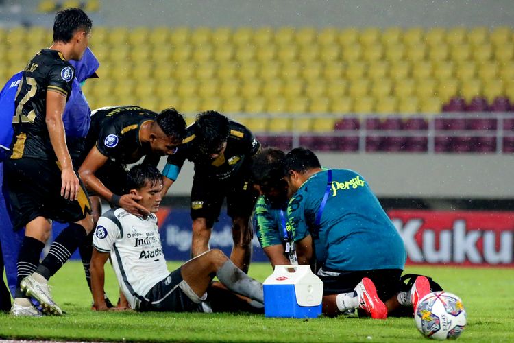 Pemain Dewa United memberi semangat kepada pemain Persib Bandung Zalnando usai mengalami cedera saat pertandingan pekan ke-14 Liga 1 2022-2023 di Stadion Manahan Solo, Rabu (14/12/2022) malam WIB.