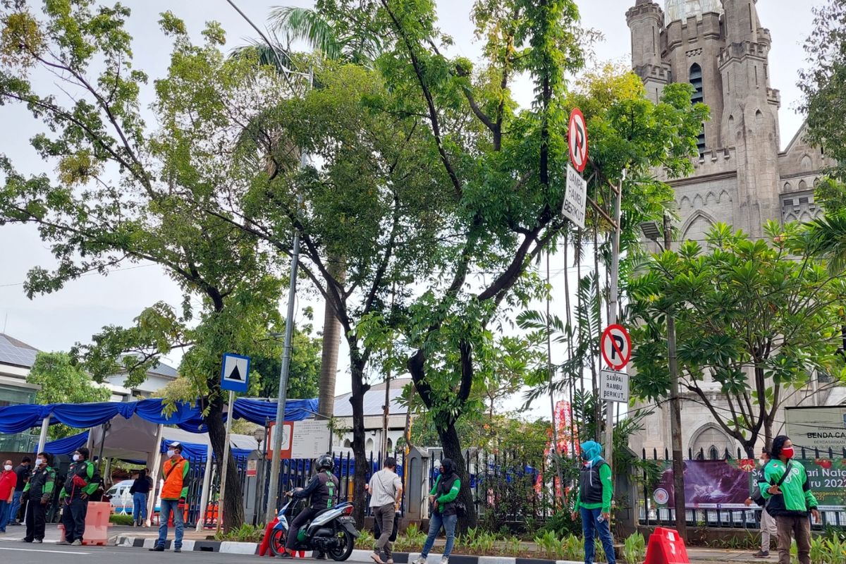 Dwi (berhijab biru) cs saat membantu pengaturan lalu lintas di sekitar Gereja Katedral, Sabtu (25/12/2021).