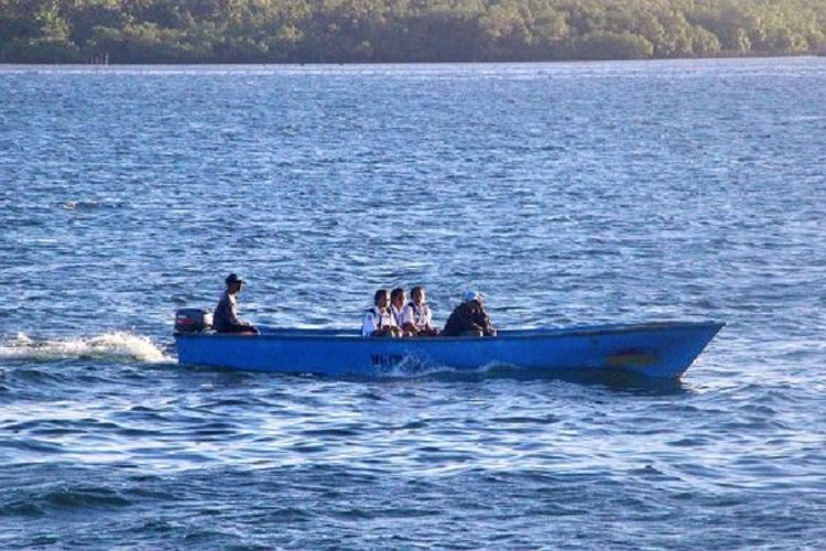 Sejumlah siswa menggunakan perahu motor dari Pulau Wokam untuk bersekolah di Pulau Wamar, Kabupaten Kepulauan Aru, Maluku, awal Mei lalu. Jarak antardua pulau itu lebih kurang 2 kilometer. Untuk menuntut ilmu, mereka kadang harus bergelut dengan gelombang tinggi. Faktor geografis menjadi alasan sejumlah guru di wilayah itu mangkir dari sekolah. 