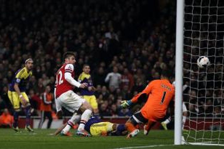 Penyerang Arsenal Olivier Giroud (tengah) membobol gawang Swansea City, pada pertandingan Premier League, di Emirates Stadium, Selasa (25/3/2014).
