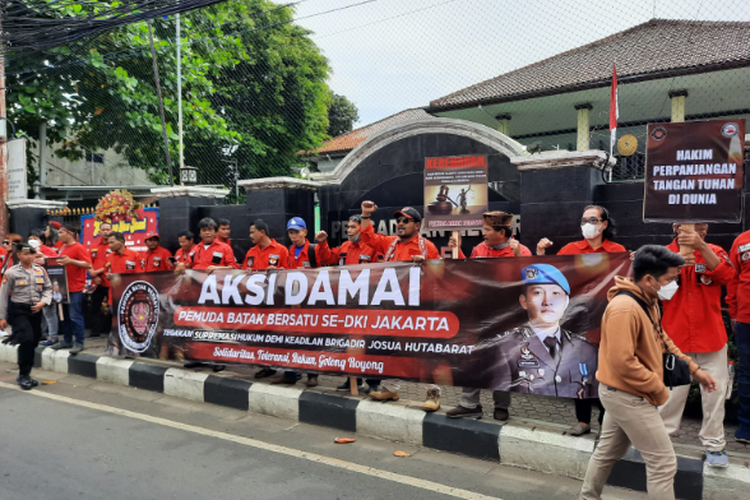 Aksi Damai Pemuda Batak Bersatu jelang sidang pembacaan pleiodi terdakwa Ferdy Sambo dalam kasus pembunuhan berencana Brigadir J di Pengadilan Negeri Jakarta Selatan, Selasa (24/1/2023).