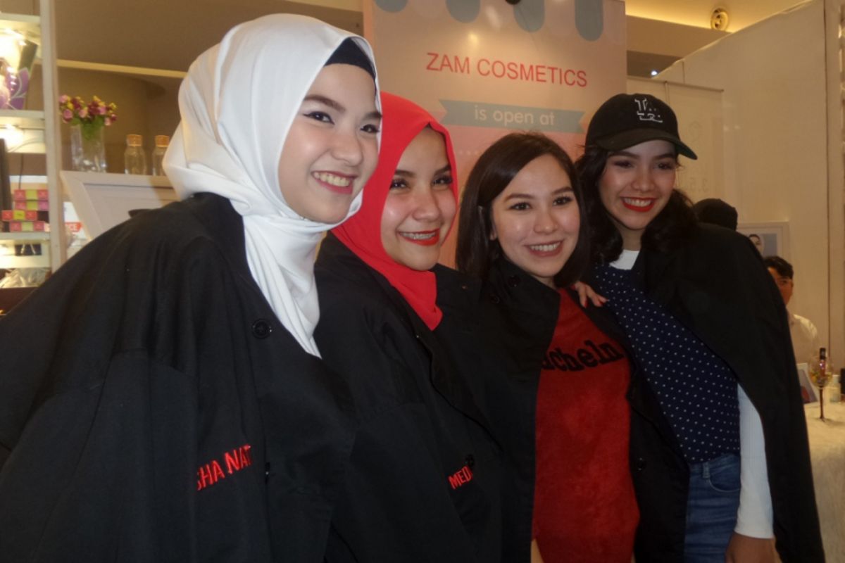 Empat saudara perempuan Zaskia Adya Mecca dan Haykal Kamil diabadikan di Central Park, Jakarta Barat, Jumat (2/6/2017).