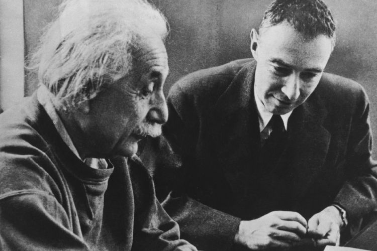 Fisikawan  Albert Einstein dan J.R Oppenheimer, bapak bom atom dunia.