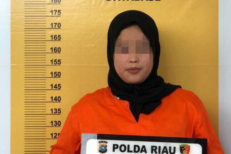 Tersangka HN (29), mantan teller bank BUMN Cabang Dumai yang mencuri uang dari delapan nasabah sebesar Rp 1,2 miliar, saat diamankan Ditreskrimsus Polda Riau, Selasa (21/9/2021).