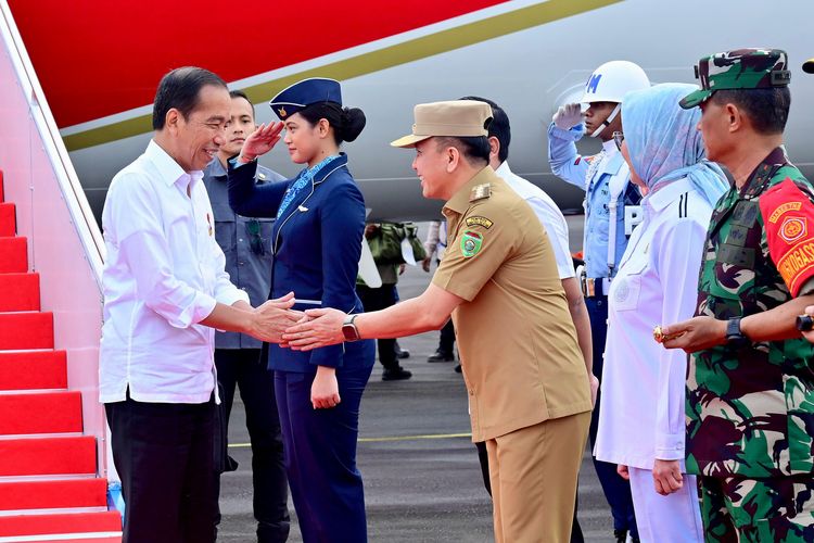 Penjabat (Pj) Gubernur Sumatera Selatan (Sumsel) Agus Fatoni menyambut kedatangan Presiden Republik Indonesia (RI) Joko Widodo (Jokowi) dalam rangka kunjungan kerja (kunker) di Sumsel di Bandara Silampari, Lubuklinggau, Kamis (30/5/2024).

