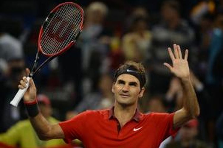 Petenis Swiss, Roger Federer, merayakan kemenangan atas petenis Perancis, Julien Benneteau, pada perempat final Shanghai Masters di Qizhong Tennis Stadium, Shanghai, Jumat (10/10/2014).