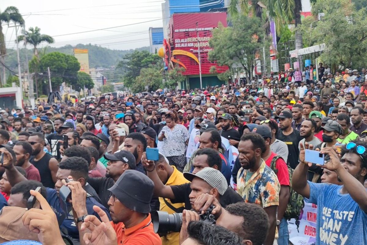 Situasi unjuk rasa Save Gubernur Papua yang dilakukan ratusan massa di Taman Imbi, Distrik Jayapura Utara, Kota Jayapura, Papua, Selasa (20/9/2022)