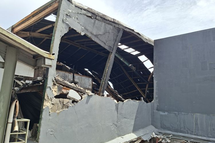 Tembok Bengkel yang Terbakar di Jakbar Miring, Khawatir Timpa Sekolah