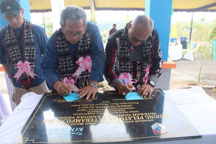 Peresmian balai latihan kerja di Desa Pada, Kabupaten Lembata, Nusa Tenggara Timur (NTT), ditandai dengan pengguntingan pita dan penandatanganan prasasti oleh Wakil Pemimpin Umum Harian Kompas Paulus Tri Agung Kristanto, dan Penjabat Bupati Lembata Paskalis Ola Tapo Bali.