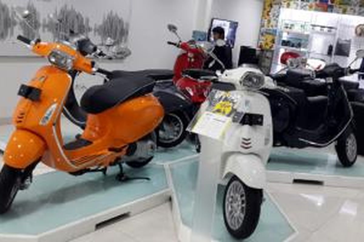 Beberapa unit Vespa dipajang di showroom Piaggio Kelapa Gading, Jakata Utara.