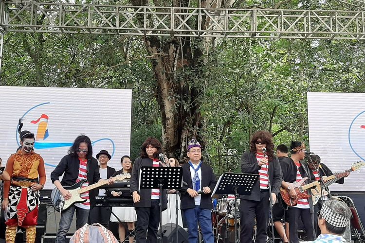 Elek Yo Band saat tampil di Nitilaku UGM 2019. Elek Yo Band yang digawangi oleh empat menteri ini berkolaborasi dengan Gitaris Band Slank, Abdee Negara.