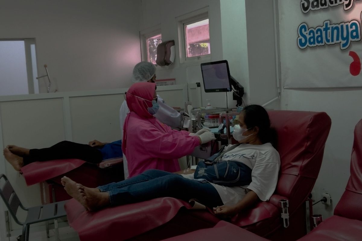 Salah satu warga Kota Semarang donor darah di Kantor PMI Kota Semarang, Jawa Tengah, Rabu (13/4/2022)