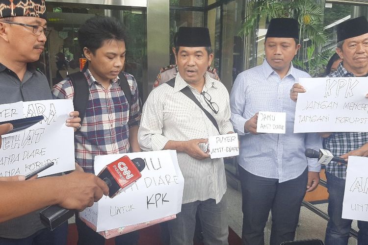 Direktur Lingkar Madani Indonesia Ray Rangkuti bersama pegiat antikorupsi lainnya saat menyerahkan jamu antidiare kepada KPK di Gedung Merah Putih KPK, Rabu (15/1/2020).