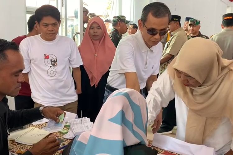 Salah satu penyandang disabilitas Tuna netra Ruslan yang melakukan registrasi sebelum menggunakan hak suaranya didampingi kerabatnya di TPS 005 Kelurahan Sinrijala, Kecamatan Panakkukang, Kota Makassar, Sulsel, Rabu (14/2/2024).