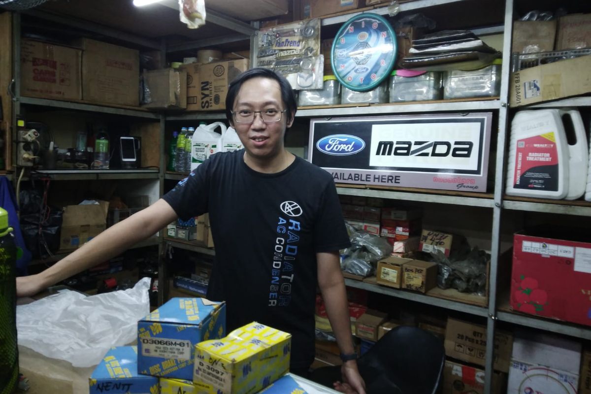 Jeffry Tjoeng, pemilik Union Motor, toko spesialis suku cadang Ford dan Mazda di Mega Glodok Kemayoran (MGK) Jakarta