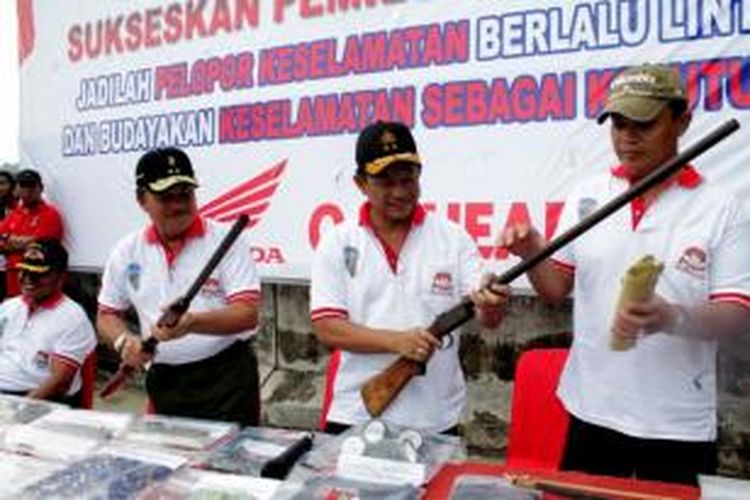 Kapolda Papua, Irjen Pol Tito Karnavian (tengah) didampingi Pangdam XVII Cenderawasih, Mayjen TNI Christian Zebua (kiri) dan Kabid Humas Polda Papua, Kombes Pol Sulistyo Pudjo saat gelar barang bukti dua senpi dan seribuan amunisi yang disita tim gabungan dalam penyergapan di Kampung Abe Pantai, Distrik Abepura, Kota Jayapura, Papua, Rabu (25/6/2014) lalu.