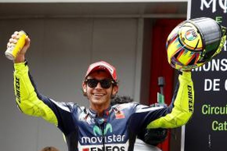 Pebalap Movistar Yamaha asal Italia, Valentino Rossi, merayakan keberhasilannya setelah finis kedua pada GP Catalunya di Barcelona, Minggu (15/6/2014).