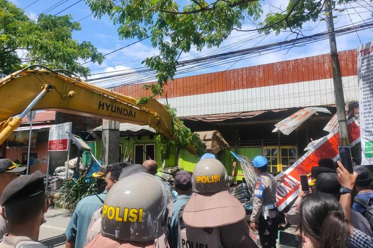 Sebuah alat berat yang didatangkan pihak Pengadilan negeri Ambon mulai merobohkan bangunan di akwasan Arema, desa Batu Merah, kecamatan Sirimau, kota Ambon, Selasa (31/1/2023)