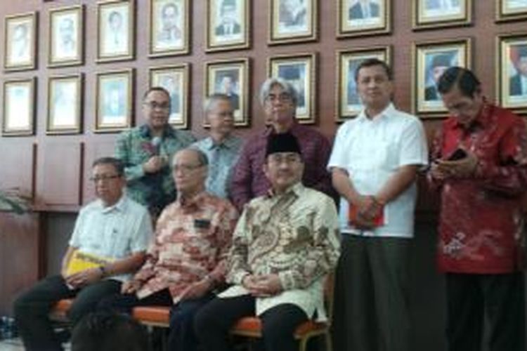 Syafi'i Maarif dan Jimly Asshidique bersama anggota tim independen lainnya di Gedung Kementerian Sesneg, Jakarta, Rabu (28/1/2015).