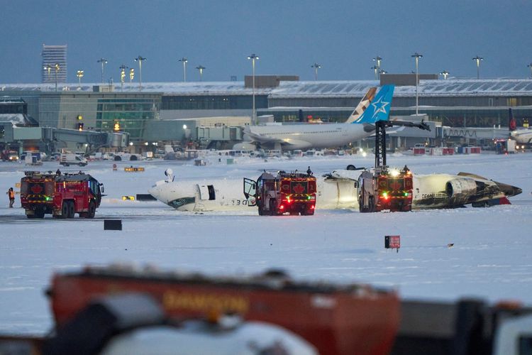 Pesawat Delta Airlines terbalik setelah mengalami kecelakaan saat mendarat di Bandara Toronto Pearson, Ontario, Kanada, Senin (17/2/2025). Semua 80 orang di dalamnya selamat dalam insiden ini.