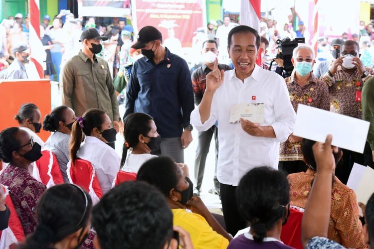Presiden Joko Widodo saat meninjau penyerahan bantuan sosial di  Dobo, Kabupaten Kepulauan Aru, Provinsi Maluku pada Kamis (15/9/2022).