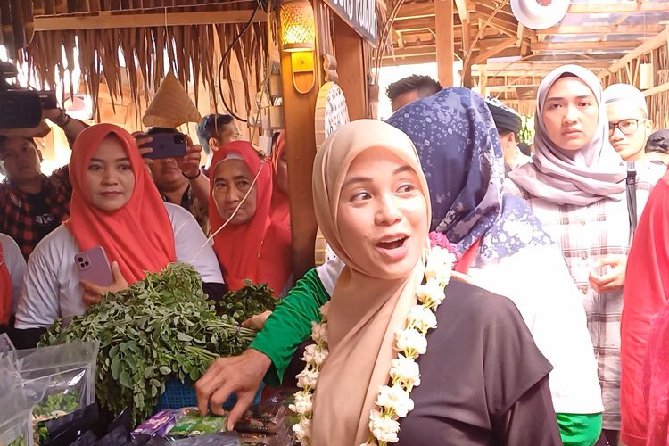 Istri calon presiden (Capres) nomor urut 3 Ganjar Pranowo, Siti Atikoh Supriyanti mengingatkan pentingnya manfaat sayur kelor dan bahan pangan di lingkungan sekitar untuk menanggulangi masalah stunting, Minggu (17/12/2023).