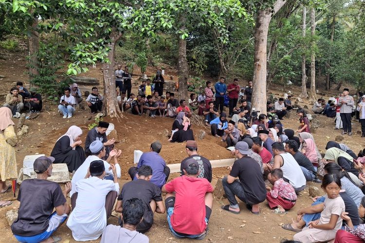 Jenazah ABK Arupadhatu Dimakamkan di Carita, Surakman Diiringi Ratusan Warga