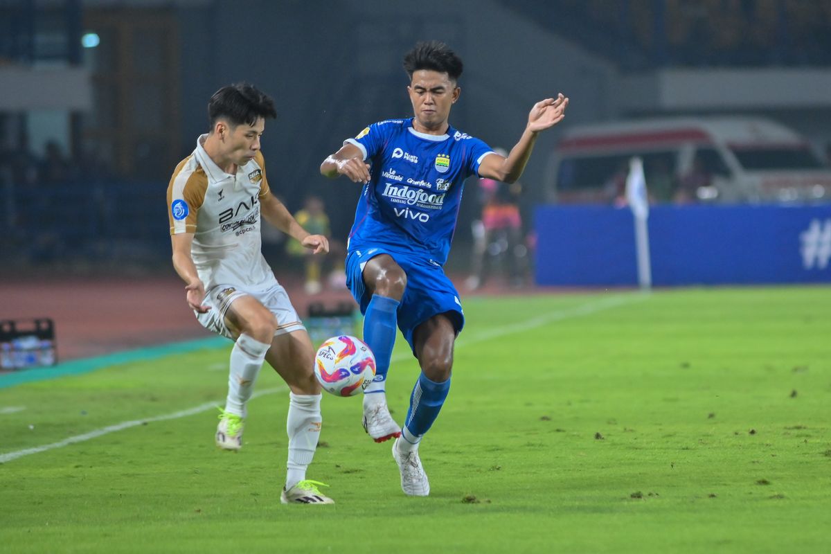 Aksi Taisei Marukawa menguasai bola diganggu Kakang Rudianto dalam pertandingan pekan ke-19 Liga 1 2024-2025 antara Persib Bandung vs Dewa United, Jumat (17/1/2025) di Stadion Gelora Bandung Lautan Api (GBLA). 