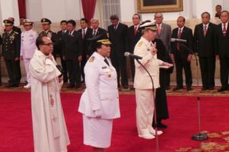 Irene Manibuy saat dilantik menjadi Wakil Gubernur Papua Barat dan Laksamana Madya Desy Albert Mamahit saat dilantik menjadi Kepala Bakamla oleh Presiden Joko Widodo di Istana Negara, Jakarta, Rabu (27/5/2015).

