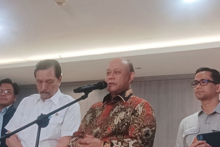 Kepala BGN Dadan Hindayana memberikan keterangan pers usai rapat dengan Ketua DEN Luhut Binsar Pandjaitan di Kantor DEN, Jakarta, Jumat (3/10/2025).