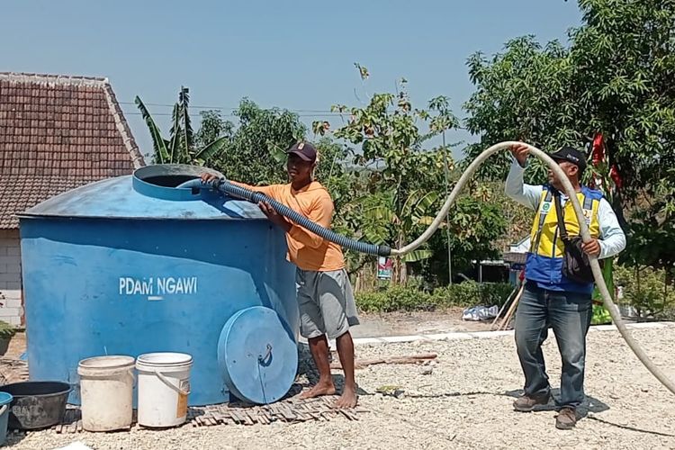 Krisis air bersih di Kabupaten Ngawi akibat musim kemarau semakin meluas, tercatat ada 15 desa yang menggantungkan kebutuhan air bersih untuk minum dan memasak. Kekeringan juga membuat sejumlah desa kesulitan memenuhi kebutuhan air minum ternak mereka sehingga ikut menggantungkan kebutuhan dari droping air bersih BPBD Ngawi.