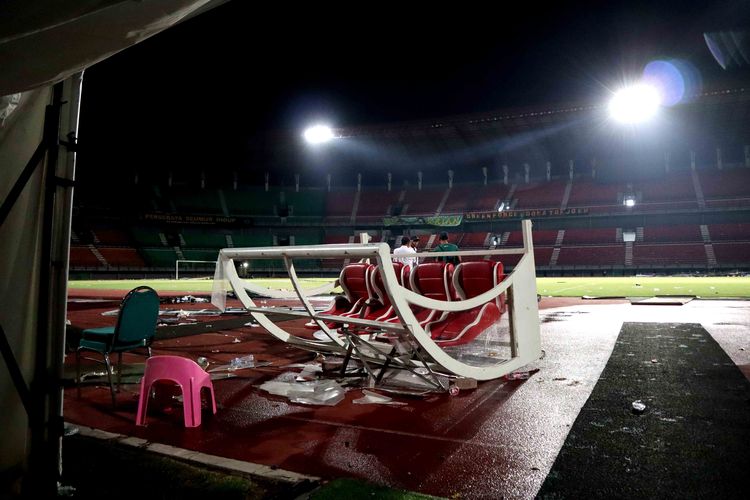 Akibat kerusuhan yang dilakukan bonek karena kecewa dengan Persebaya Surabaya seusai melawan PSS Sleman dalam lanjutan liga 1 2019 Pekan 25 yang berakhir dengan skor 2-3 di Stadion Gelora Bung Tomo Surabaya, Jawa Timur, Selasa (29/10/2019) sore.