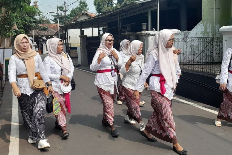 Warga jadi pemandu wisata di Lembur Pakuan, Desa Sukasari, Kecamatan Dawuan, Kabupaten Subang, Jawa Barat.