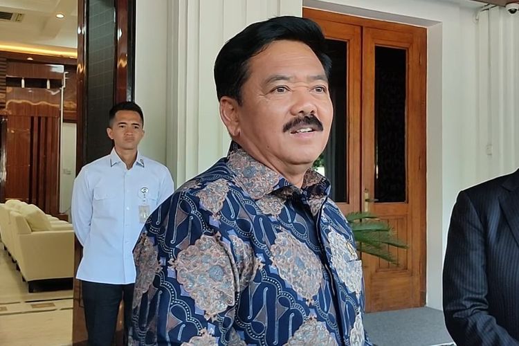 Menko Polhukam Hadi Tjahjanto usai menerima kunjungan Anggota DPR RI Effendi Simbolon di Kantor Kemenko Polhukam, Jakarta Pusat, Senin (27/5/2024).