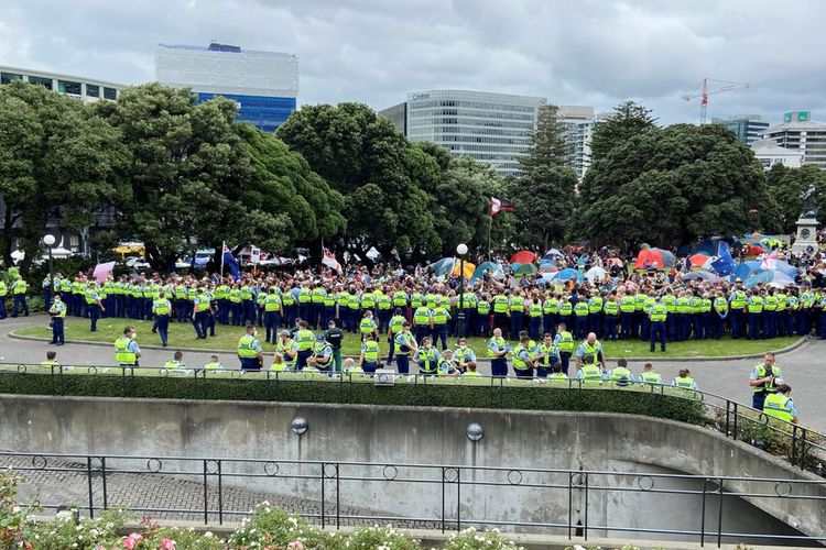 Pengunjuk rasa anti-vaksin berkumpul untuk berdemonstrasi di depan parlemen di Wellington, Selandia Baru, Kamis (10/2/2022). 