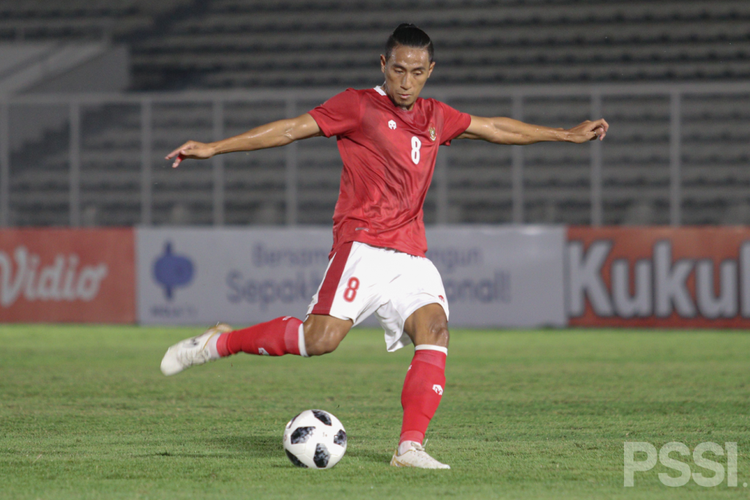 Gelandang Timnas U23 Indonesia, Hanif Sjahbandi saat ujicoba melawan Tira Persikabo untuk persiapan Sea Games 2021 yang berakhir dengan skor 2-0 di Stadion Madya Senayan, Jakarta, Jumat (05/03/2021) malam.  